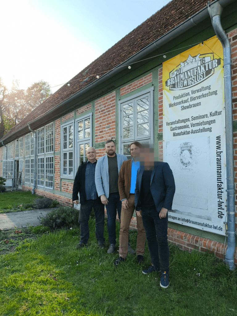 Gruppenfoto vor der Braumanufaktur Ludwigslust